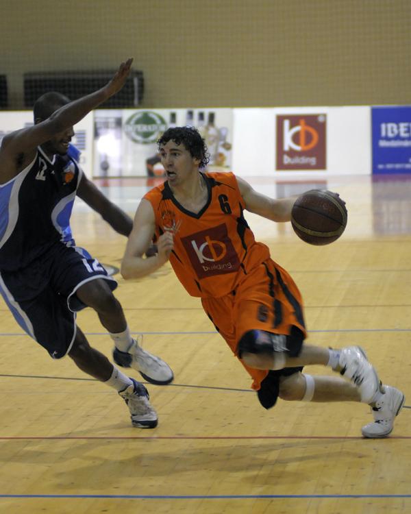 Gillespiemu telefonoval do Nitry Emeka Okafor