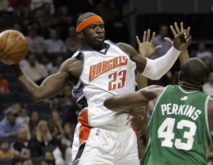 Denver zaváhal so Sacramentom, Spurs v play off