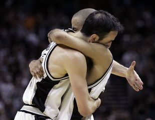 Ďalšími postupujúcimi Hornets a Spurs, Houston prevalcoval Utah