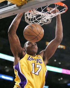 Bynum zvýši podkošovú silu Lakers až v play off