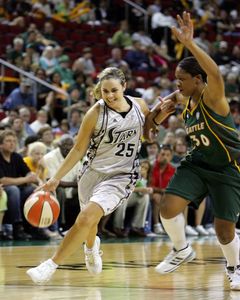 WNBA: V úvode sa darilo najmä domácim