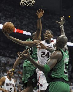 Fotogaléria k nočným stretnutiam NBA z 2. mája