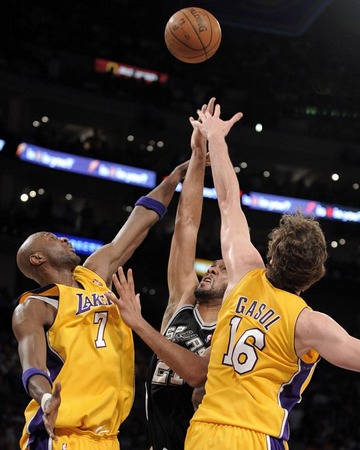 Lakers vyhrali v San Antoniu, sú krok od finále