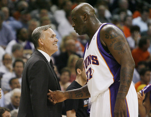 Bryant prekazil premiéru Shaqa v drese Suns