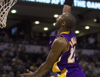 Detroit nedal šancu Dallasu, Lakers zdolali Wizards