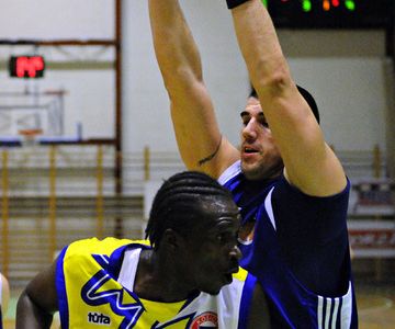 Ušiel pred vojnou, brata má v NBA