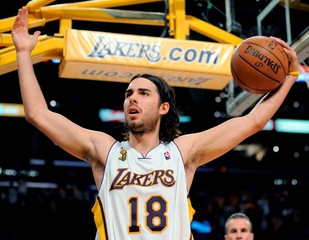 Vujačič má novú zmluvu s Lakers
