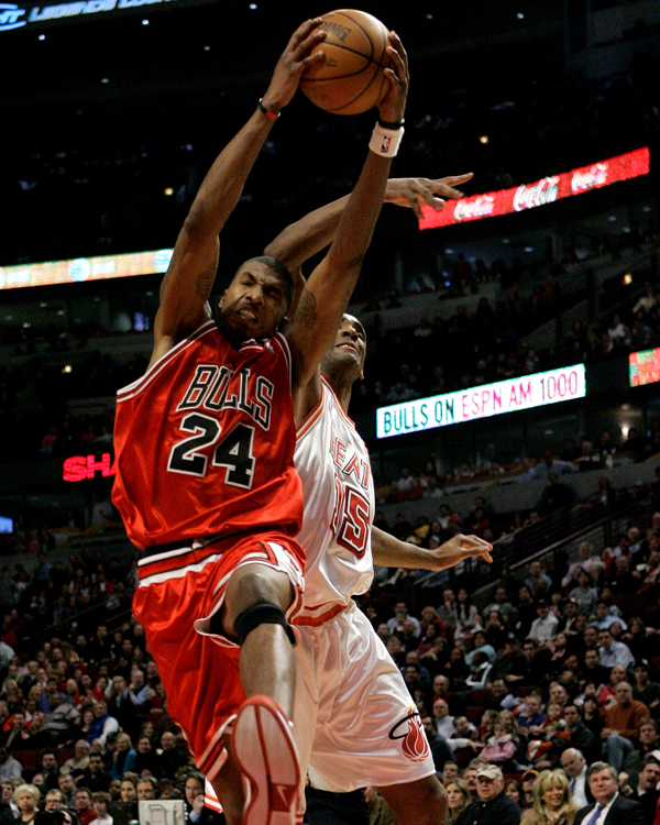 Luol Deng má nový šesťročný kontrakt so Chicagom