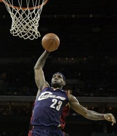 LeBron James náchylný zotrvať v Clevelande