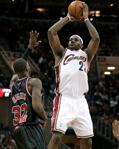 Triple-double L. Jamesa, fantastických 19 sekúnd Arizu