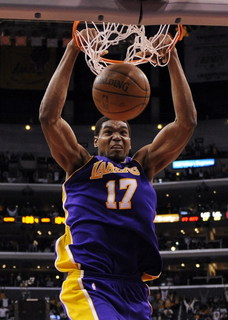 V Los Angeles žiarili Bynum a Bryant