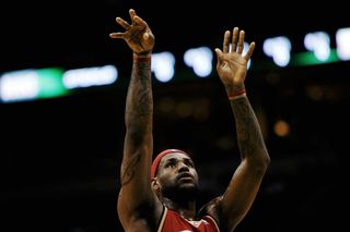 James s 55 bodmi, Bryant zariadil víťazstvo nad Hornets