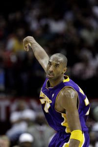 Hráčmi týždňa v NBA adepti na MVP Bryant a James