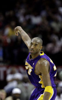 Hráčmi týždňa v NBA adepti na MVP Bryant a James