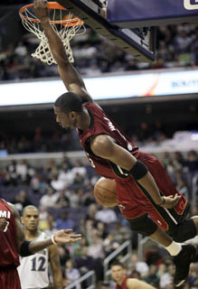 Dwight Howard so skvelým výkonom, Orlando opäť víťazné