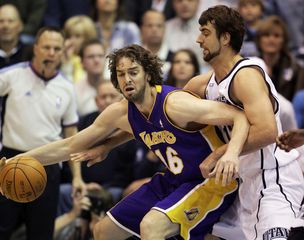 Lakers a Mavericks si vybojovali mečbaly