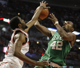 V Chicagu opäť predĺženie, postup Magic a Rockets