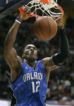 Namiesto Jamesa Howard, Bryant vo svojom 6. finále