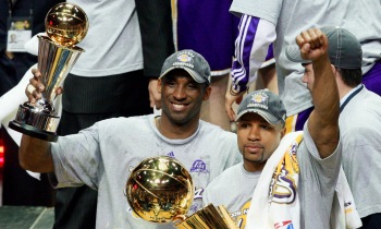 Kobe sa dočkal, Lakers získali 15. titul