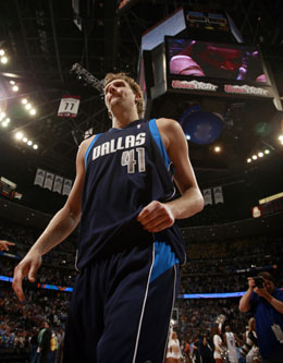 Ostrihaný Nowitzki zastavil rozbehnutý Boston