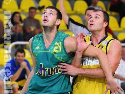 Pezinok vyhral v Maďarsku, prehry extraligistov s tímami NBL