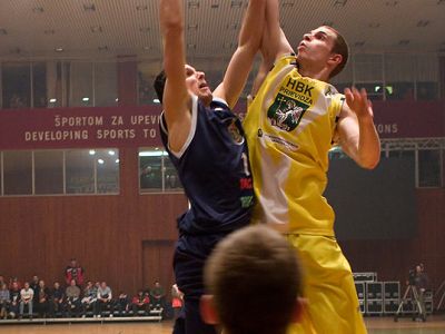 Vo vyrovnanom baníckom derby tesný triumf Handlovej