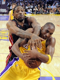 Bryantova náročná strela rozhodla o víťazstve Lakers