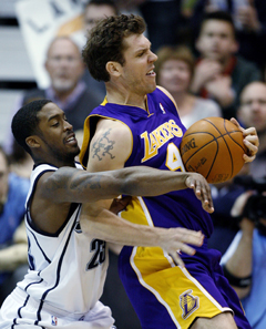 Lakers bez Bryanta víťazne v Utahu