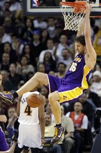 V šlágri triumf Clevelandu,Gasol lekárom kolien Bryanta
