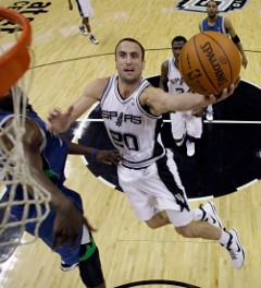 Wade a Ginobili nastrieľali po 43 bodov