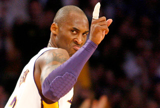 Lídrami hlasovania pre Zápas hviezd Bryant a James