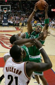 Boston zastavil Jamesa, Phoenix zdolal San Antonio