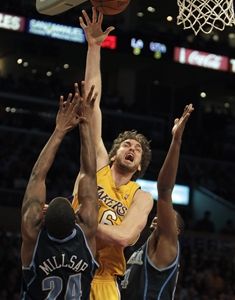 Bryant priviedol Lakers k prvému triumfu nad Phoenixom