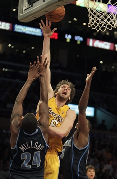 Bryant priviedol Lakers k prvému triumfu nad Phoenixom