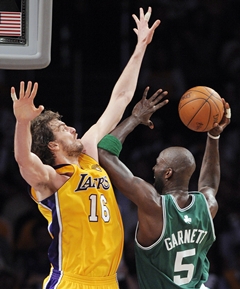 Lakers prevalcovali súpera, na rade je siedmy zápas