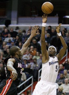 Medzi nominovanými trojkármi aj James Jones