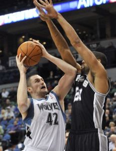 Kevin Love má rekord, Chicago a San Antonio postup