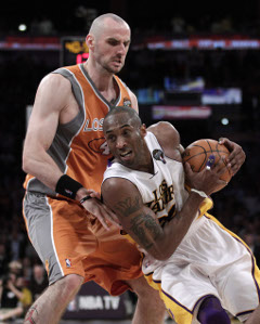 Trojnásobné predĺženie na ihrisku Lakers