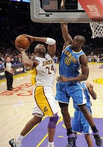 Piata prehra Lakers za sebou