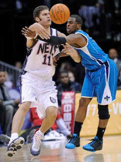 Brook Lopez mimo hry, Nets angažovali Oküra