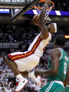 V najlepšom tíme aj LeBron James a Derrick Rose
