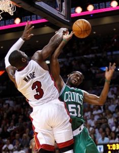 Boston s treťou prehrou, Miami tretíkrát úspešné