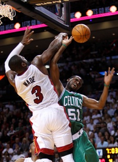 Boston s treťou prehrou, Miami tretíkrát úspešné