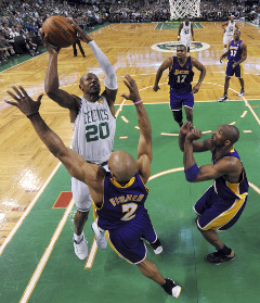 Lavička pomohla Celtics vyrovnať stav série na 2:2