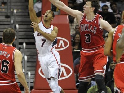 Atlanta sa revanšovala Chicagu, James je späť