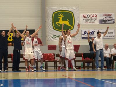 Iba Komárno získalo semifinálový mečbal