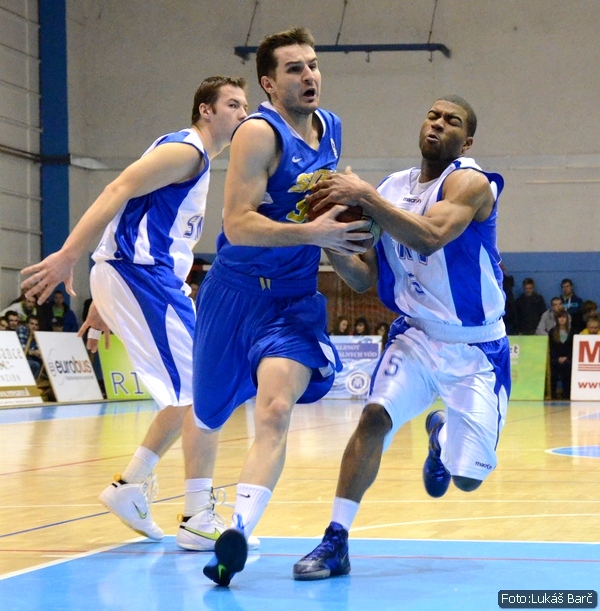 Svit solídne v Komárne, Nitra „pozabudla“ na obranu