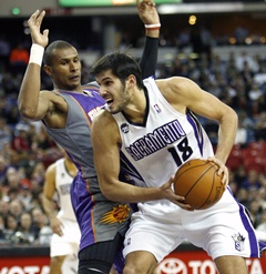 V utorok 41-bodoví LeBron James a DeMarcus Cousins