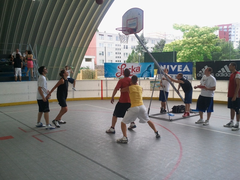 Ružinovský streetball prilákal takmer tridsať tímov
