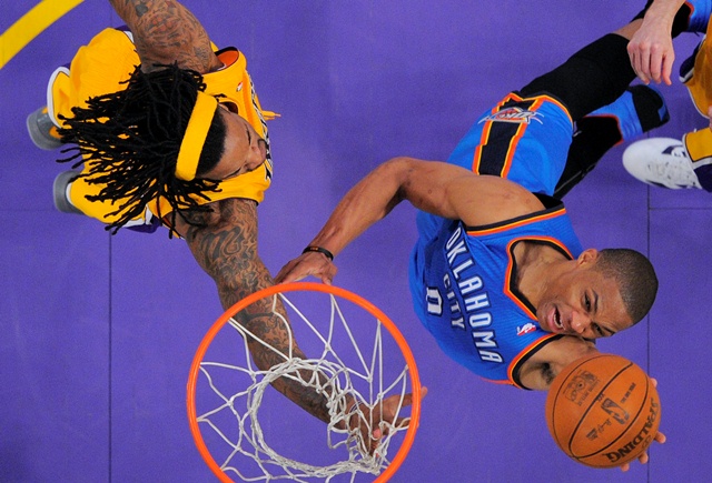 Oklahoma vyradila Lakers, Boston krok od postupu